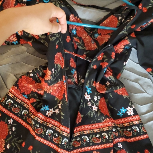 Gorgeous floral detail romper w/ open back - Picture 4 of 7